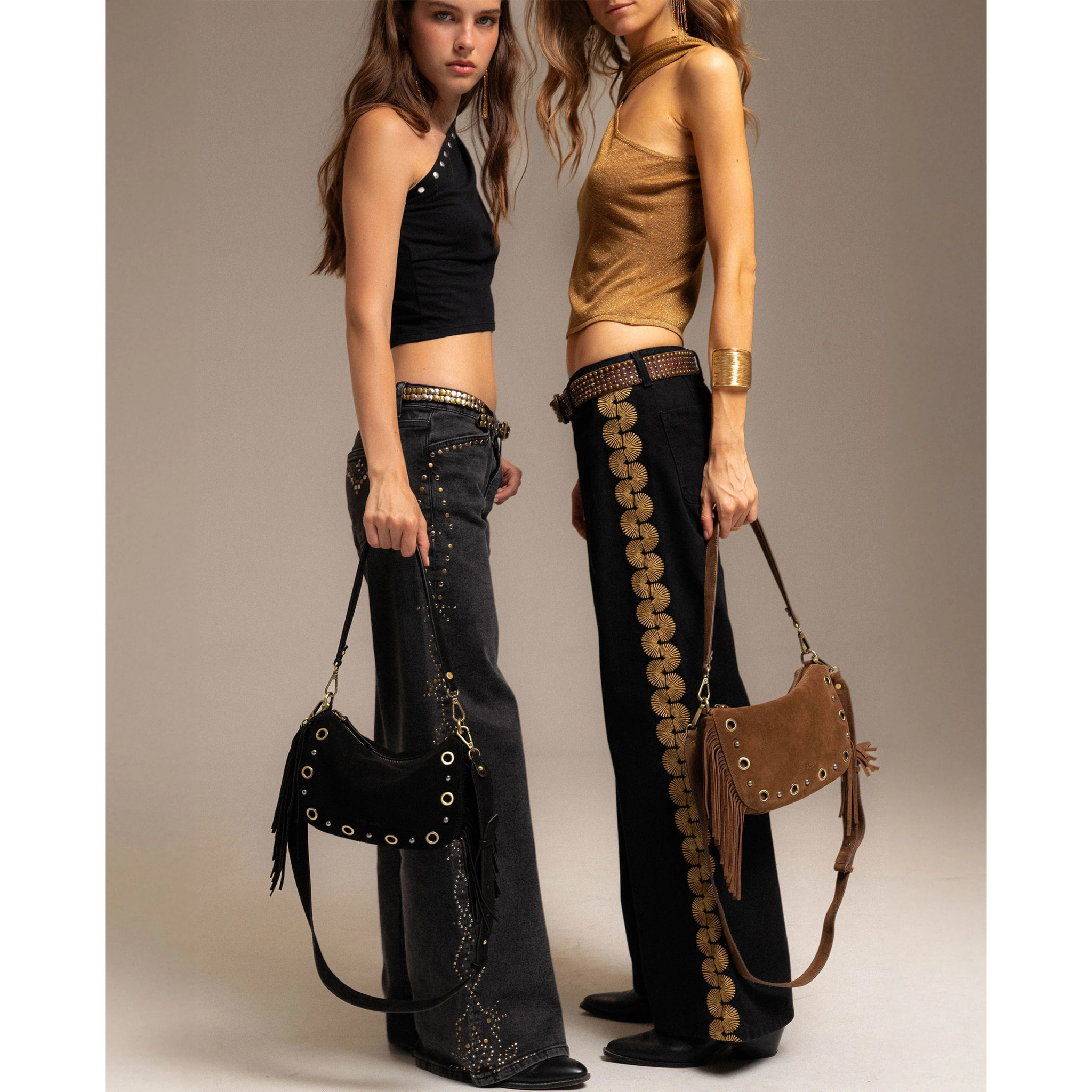 Bolso de ante negro con flecos y tachuelas doradas