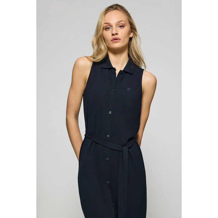 Vestido azul marino sin mangas abotonado con monograma bordado