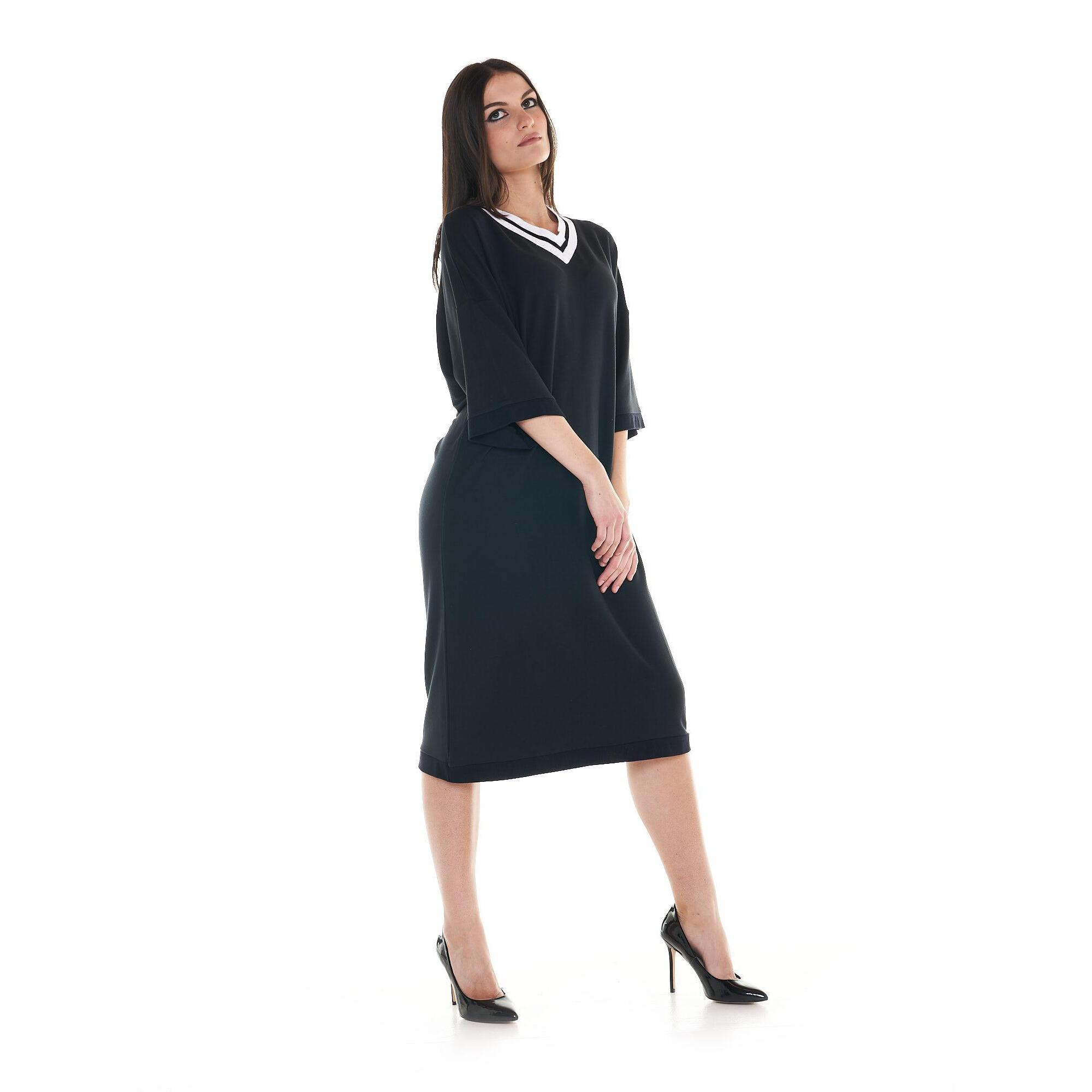 Vestido de mujer relajado en blanco y negro.