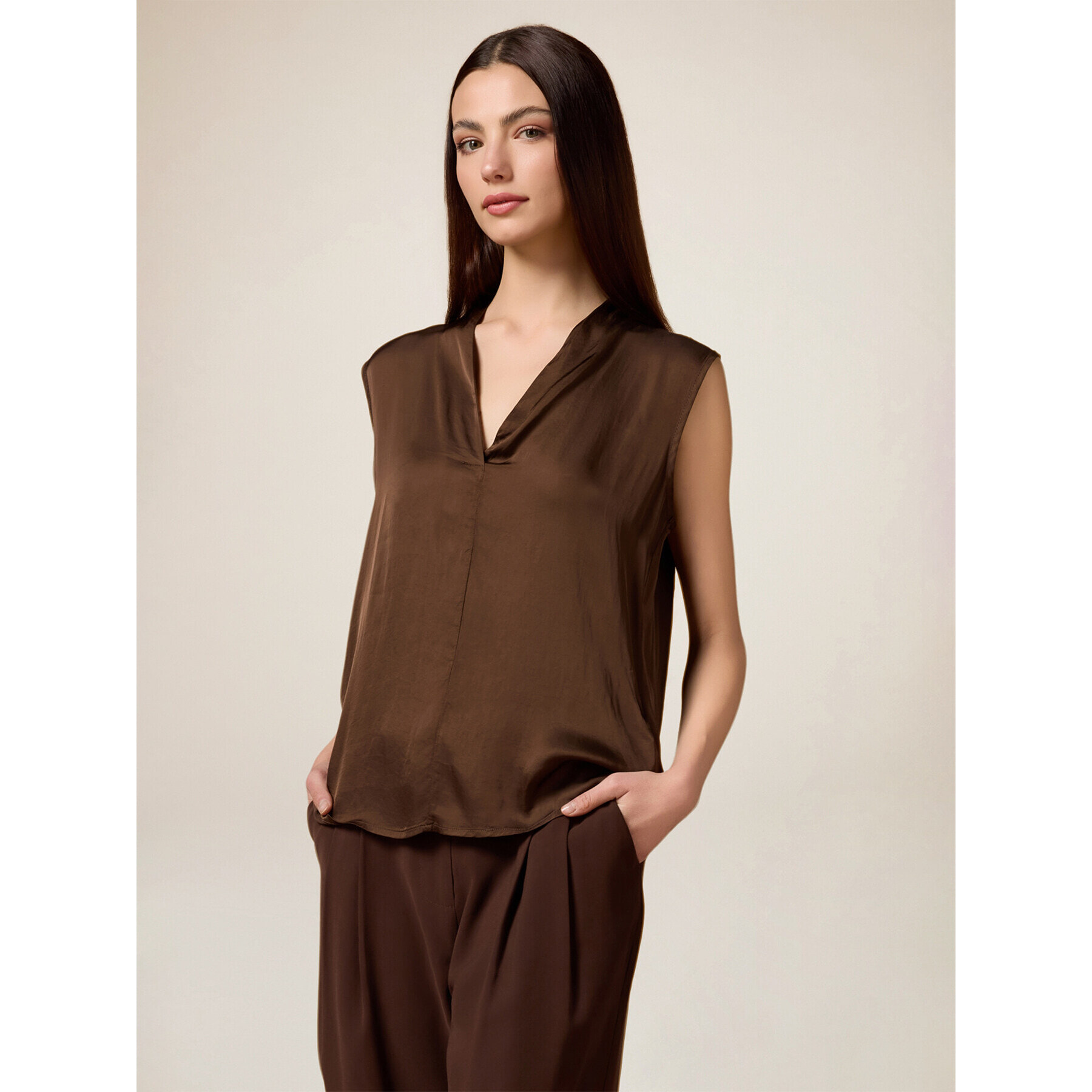 Oltre - Blusa in raso con scollo a V - Marrone