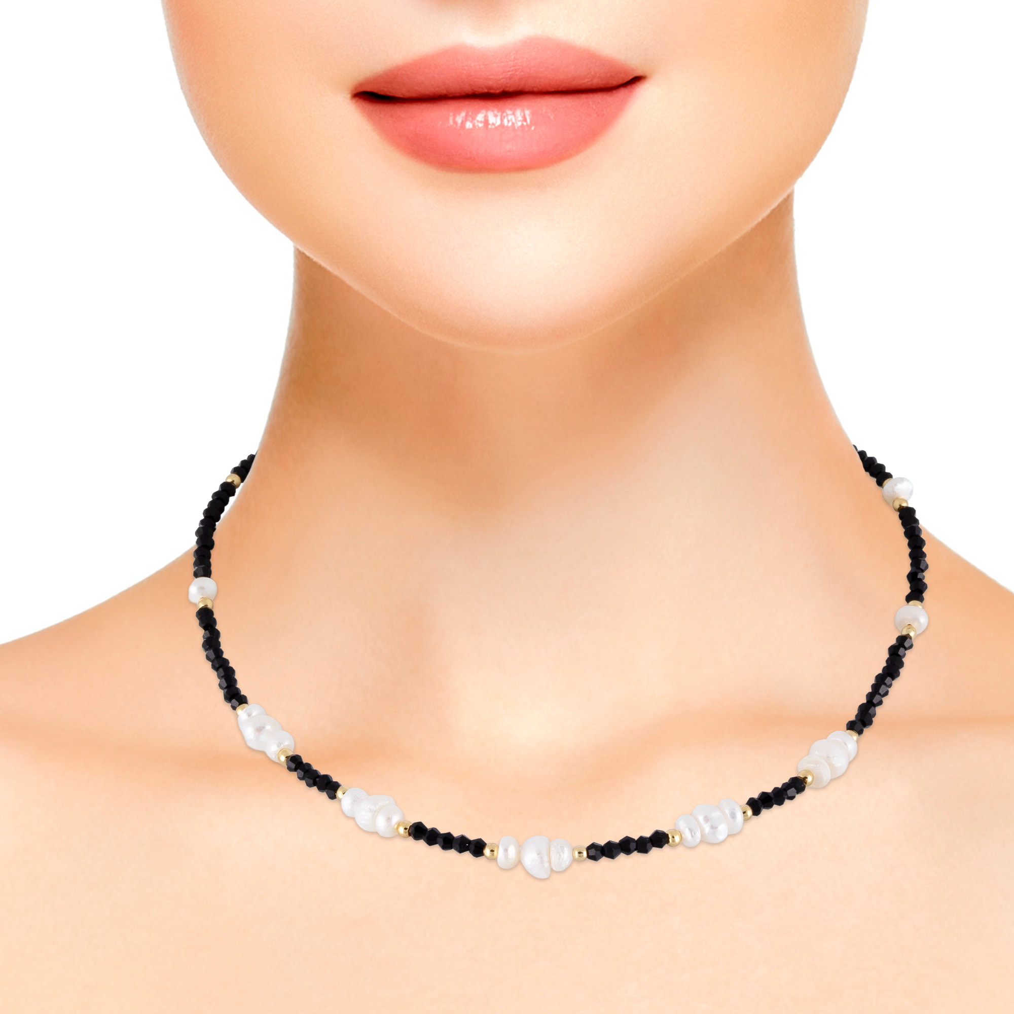 Collar de cristal de punta negra y perlas naturales con cierre de mosquetón.