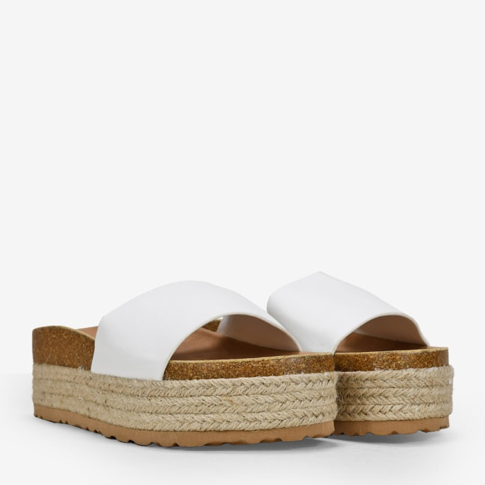 Sandalias blancas con plataforma de esparto