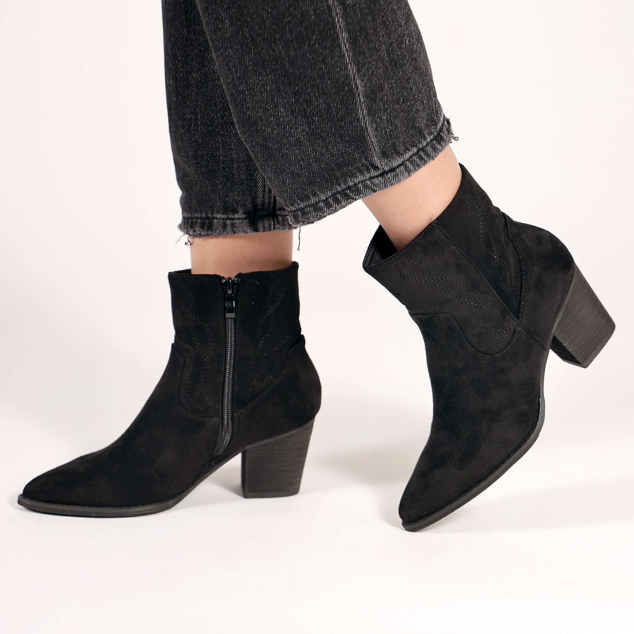 Stivaletti texani in simil pelle scamosciata con ricamo