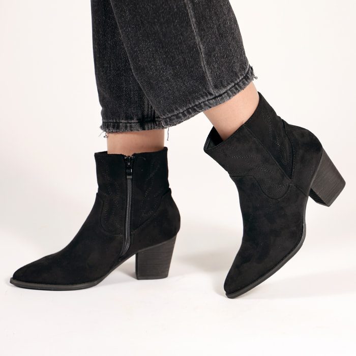 Stivaletti texani in simil pelle scamosciata con ricamo