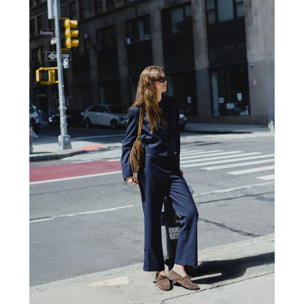 Pantalón de vestir  estilo traje con aberturas laterales y 5 botones en el bajo de mujer