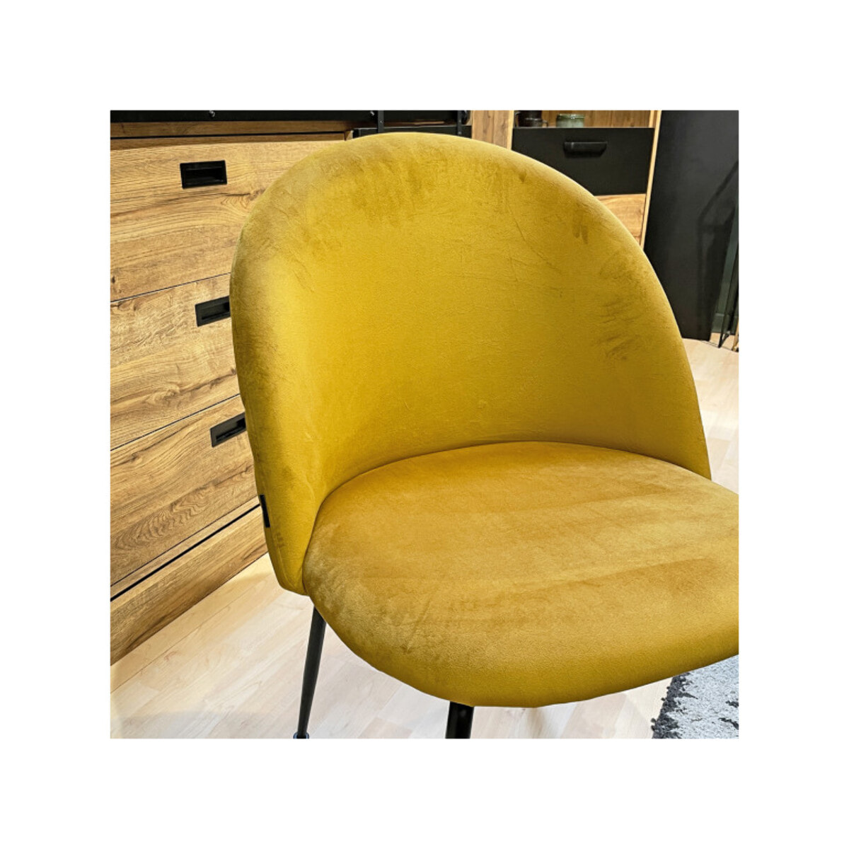 Chaise de repas tissu velours dossier capitonné pieds métal – CLEA 2