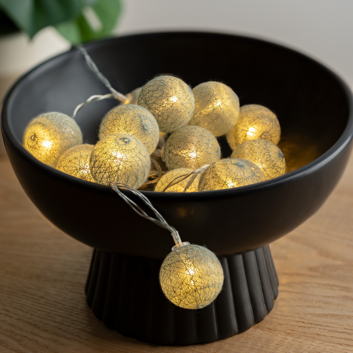 Guirlande LED à pile - 16 boules - vert céladon - L255 cm