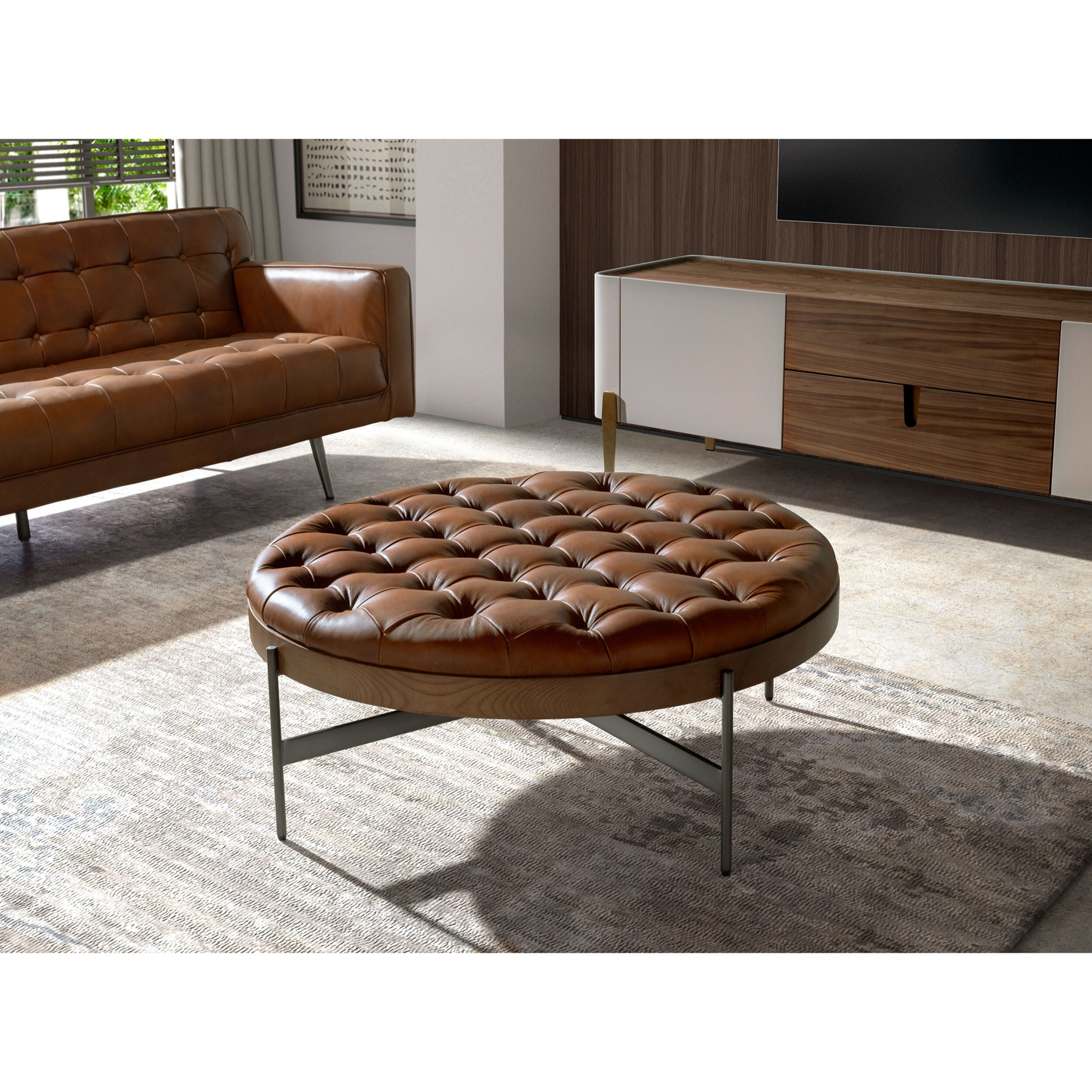 Mesa centro Angel Cerdá redonda en madera chapada en nogal natural y una tapa de piel en marrón oscuro 100x100x40cm