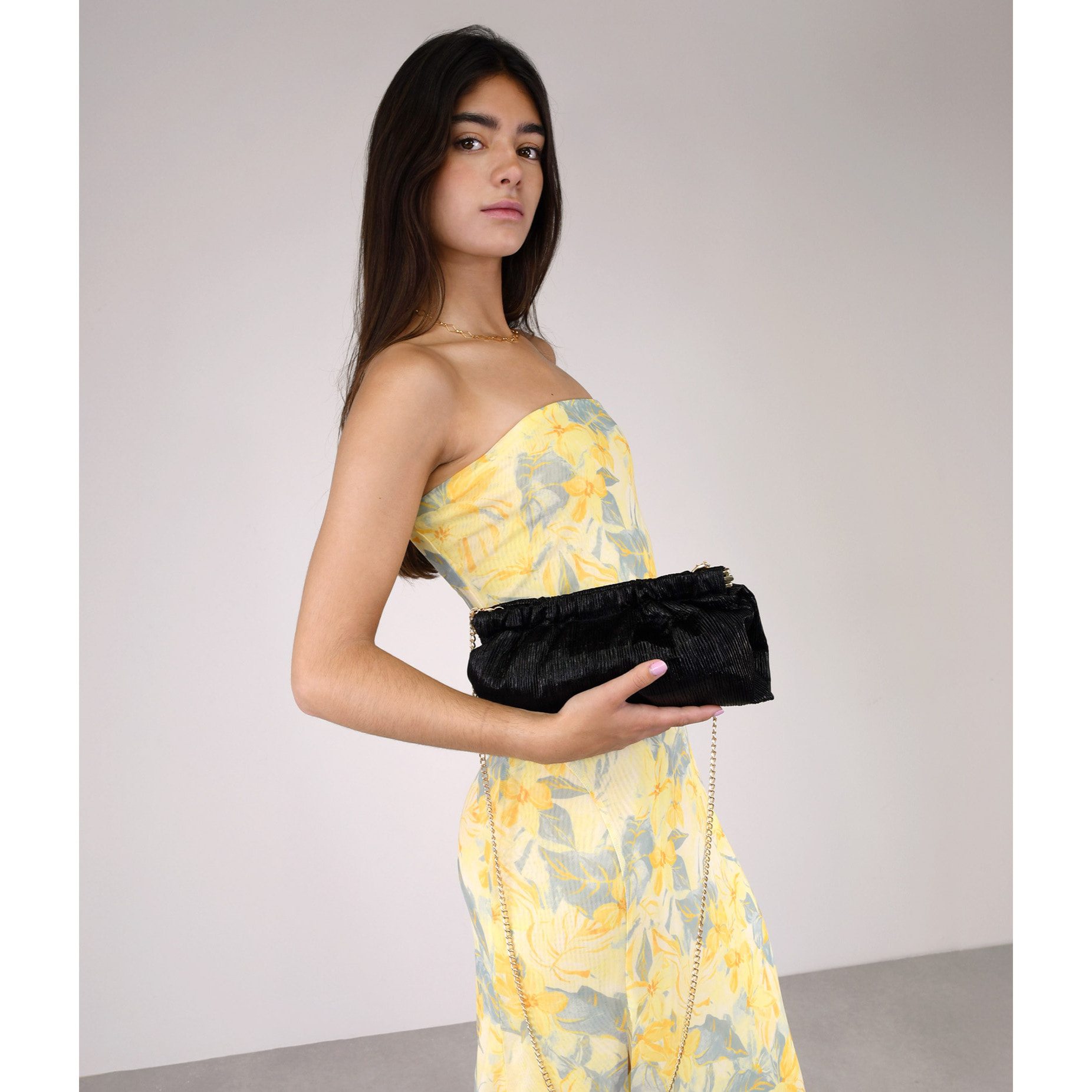 Bolso de fiesta negro con boquilla