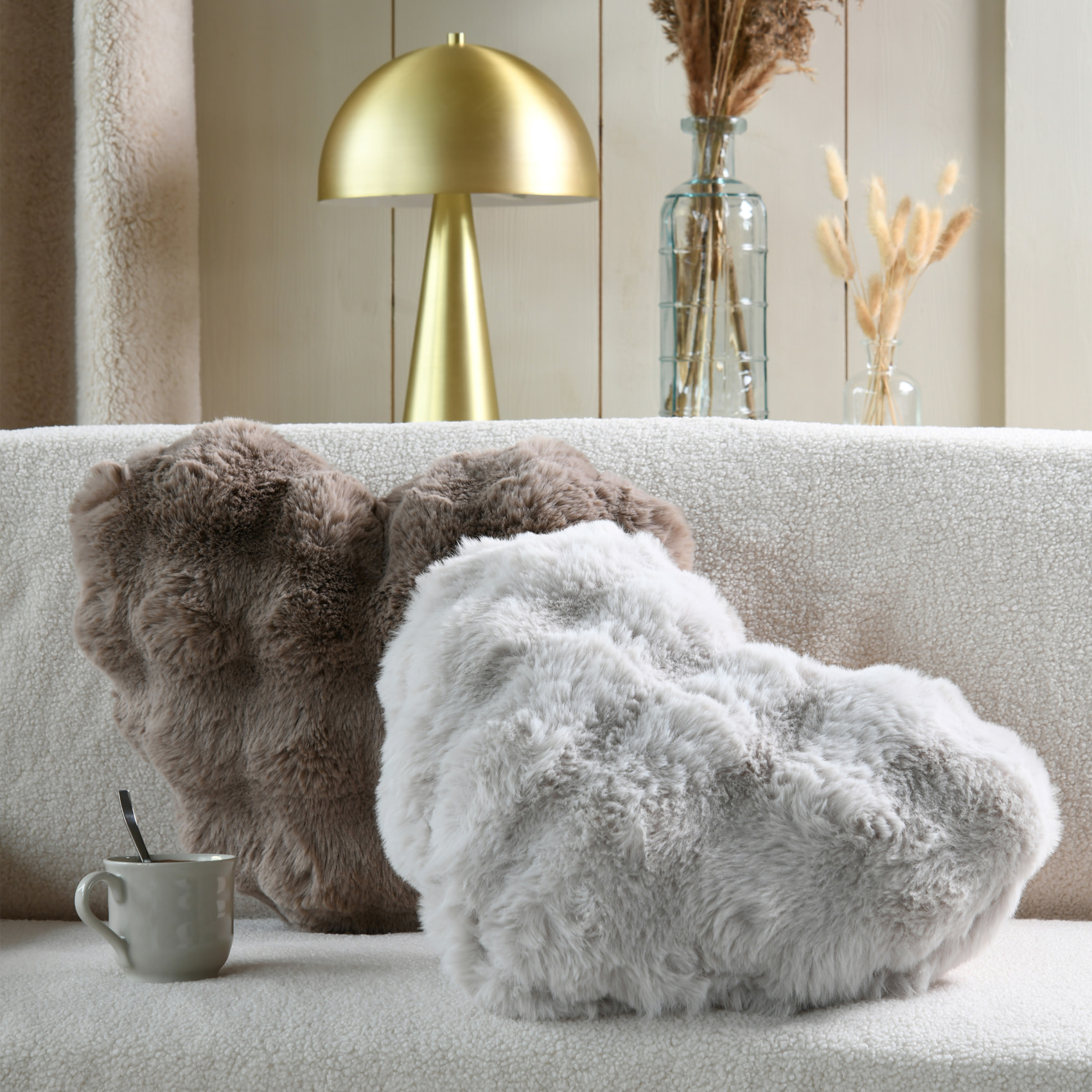 Coussin décoratif cœur imitation fourrure - Naturel