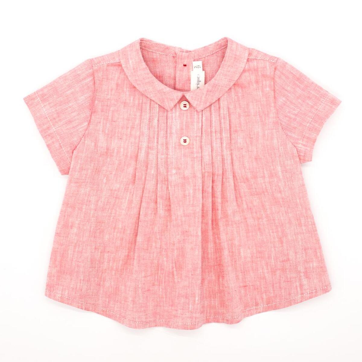 Camisa de manga corta roja. Con lorzas y botones de decoración en el delantero, y cuello.