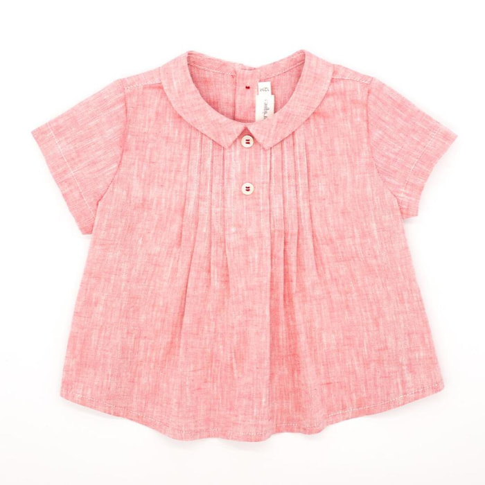 Camisa de manga corta roja. Con lorzas y botones de decoración en el delantero, y cuello.