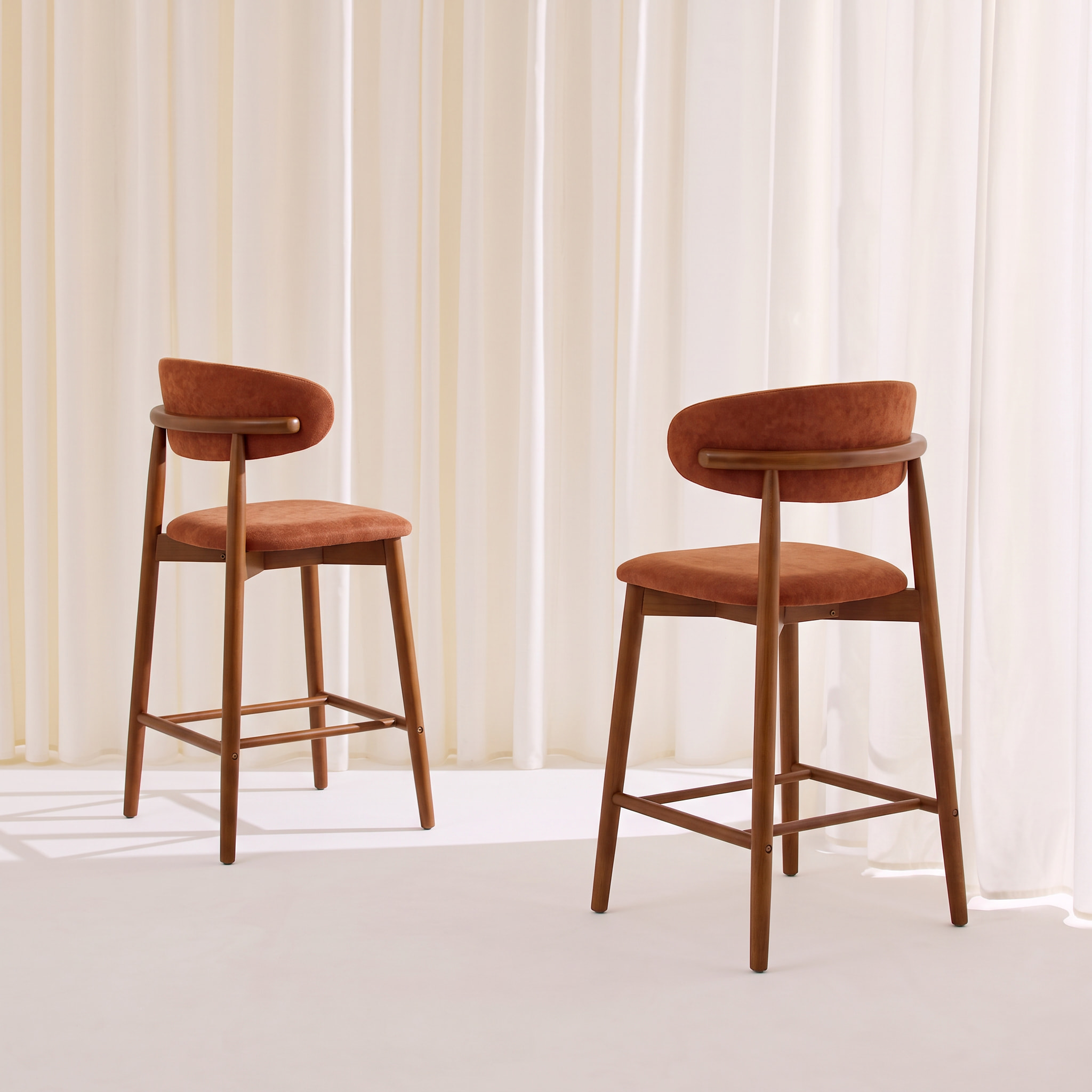 Tabouret de bar bois d'hévéa noyer et tissu chenille (lot de 2)  PAOLA
