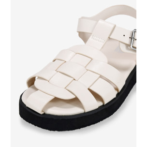 Sandalias blancas planas estilo cangrejera