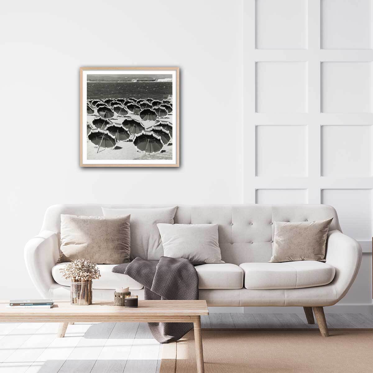 Affiche Photo d'Art - sun Umbrellas on a Beach, 1960 Affiche + cadre en bois - Chêne