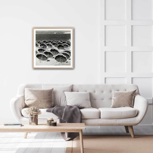 Affiche Photo d'Art - sun Umbrellas on a Beach, 1960 Affiche + cadre en bois - Chêne