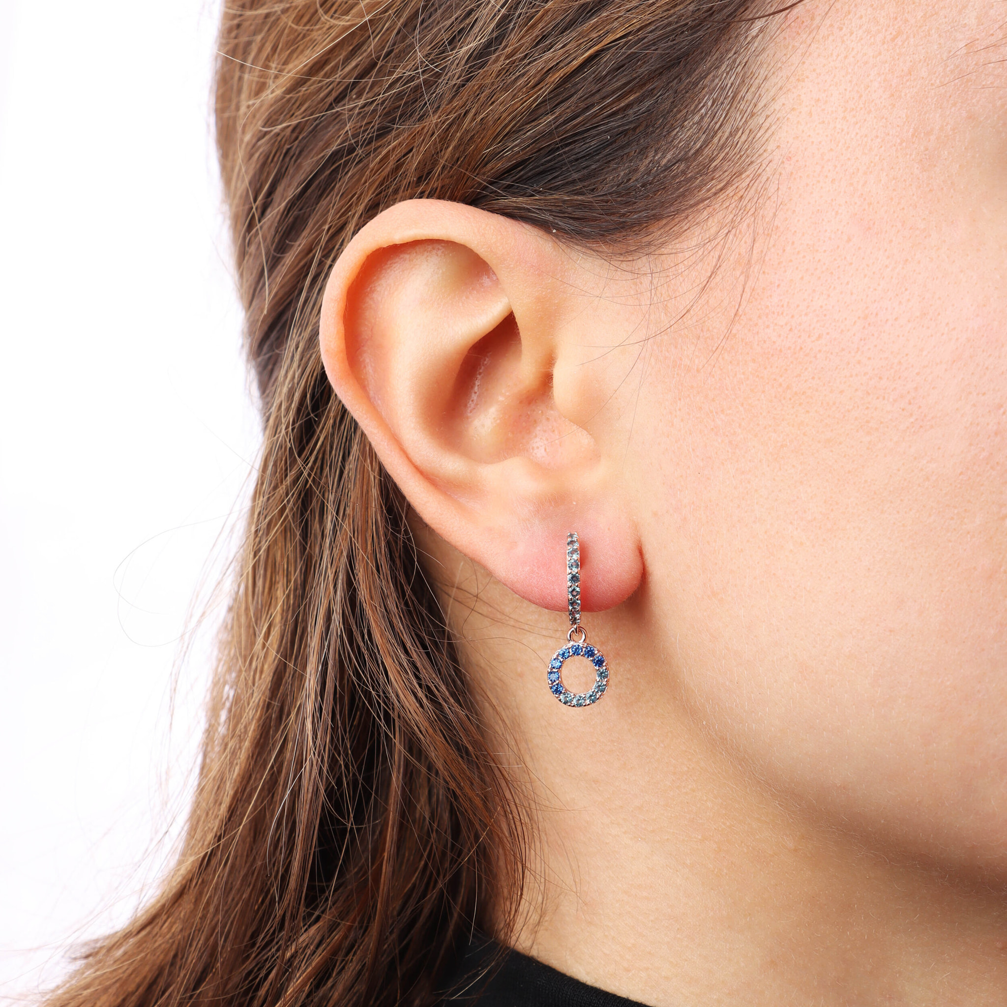 Orecchino Pendente con Lettera O in Pavé di Cubic Zirconia Blu