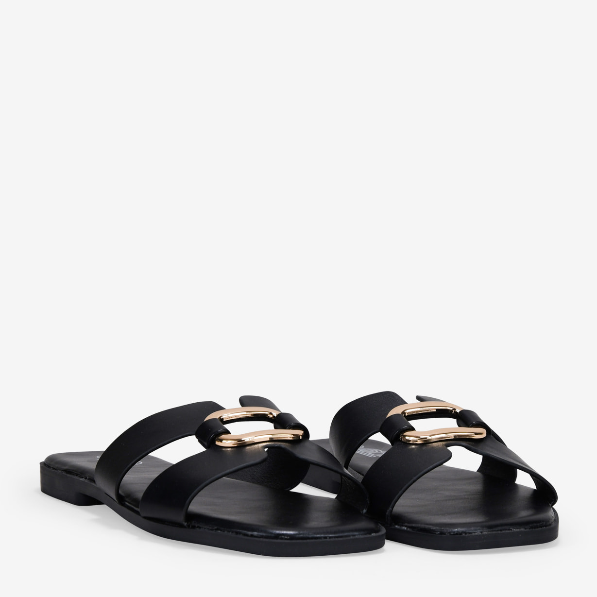 Sandalias planas negras con metal decorativo