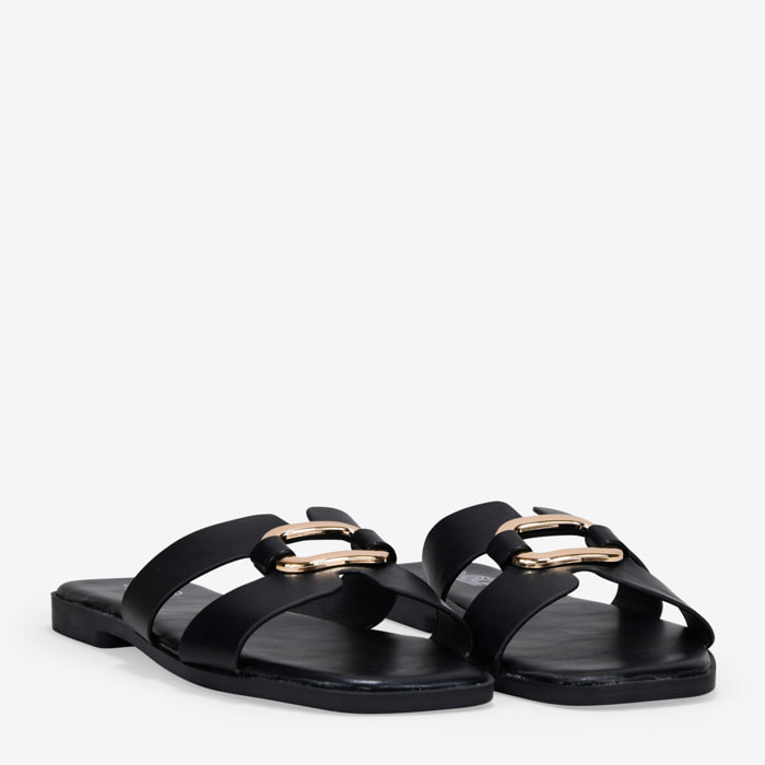 Sandalias planas negras con metal decorativo