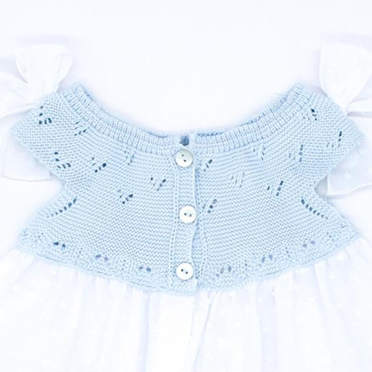 Vestido corto blanco, con cuerpo de punto azul y picunela azul en el bajo.