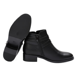 Stivaletto in simil pelle con fibbia