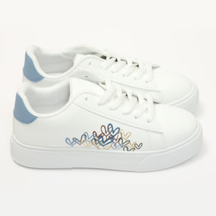 Sneakers in simil pelle con ricamo laterale