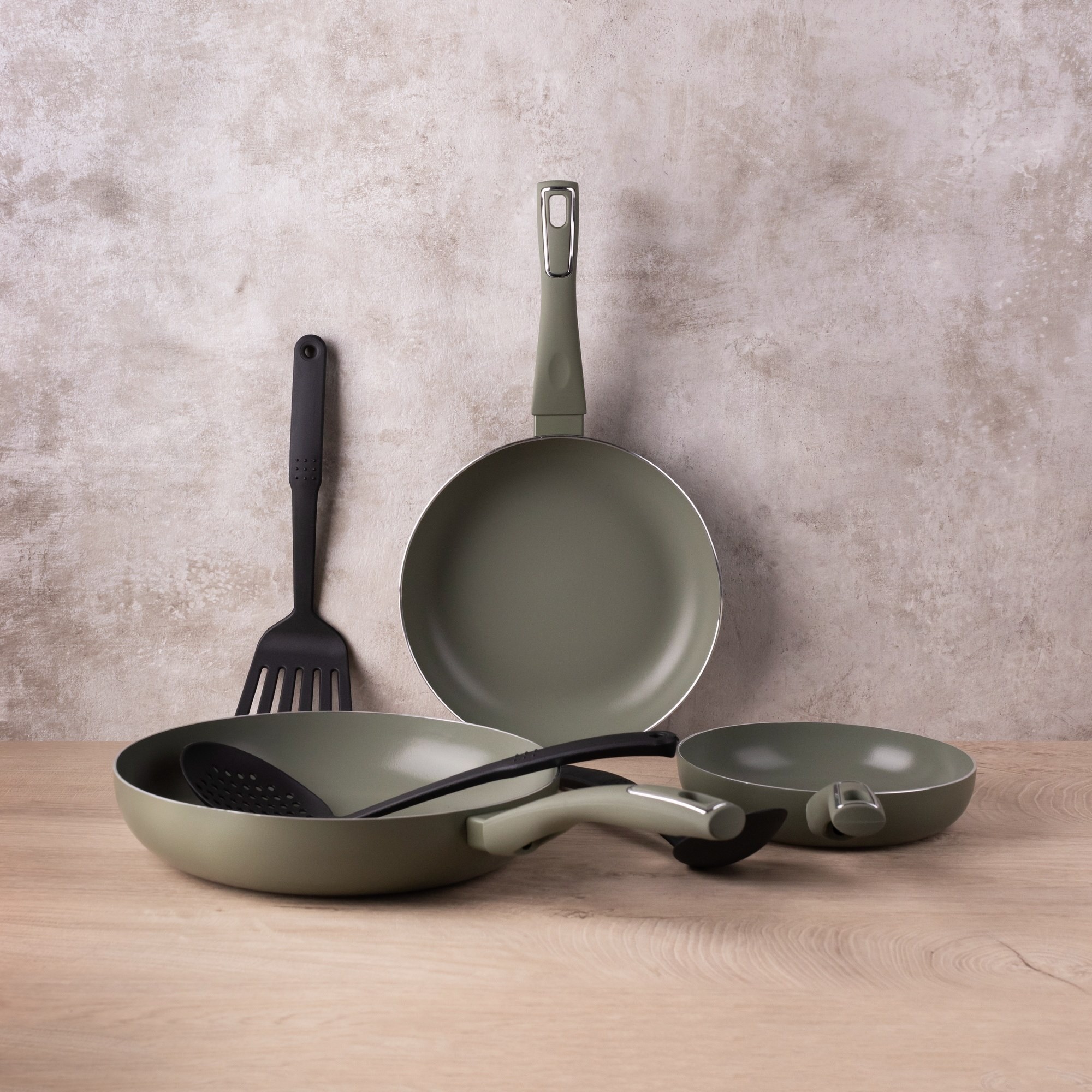 Juego de sartenes (20,24 y 28 cm) San Ignacio Trebol y set de utensilios de cocina