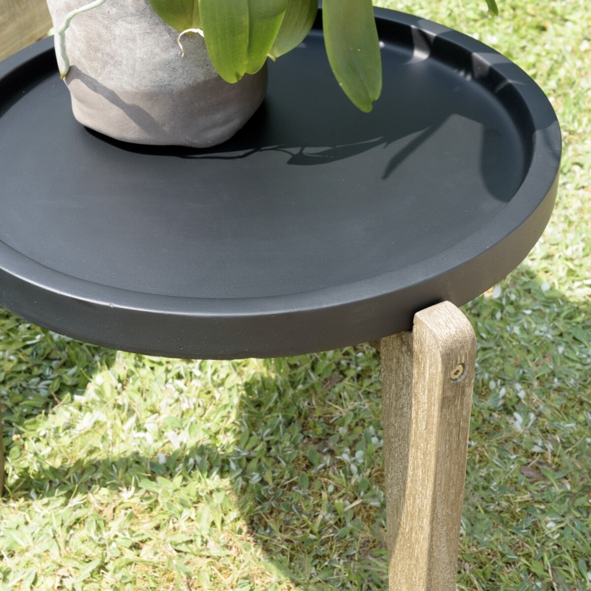 HECTOR - Table d'appoint 55x52cm plateau béton noir mat pieds acacia