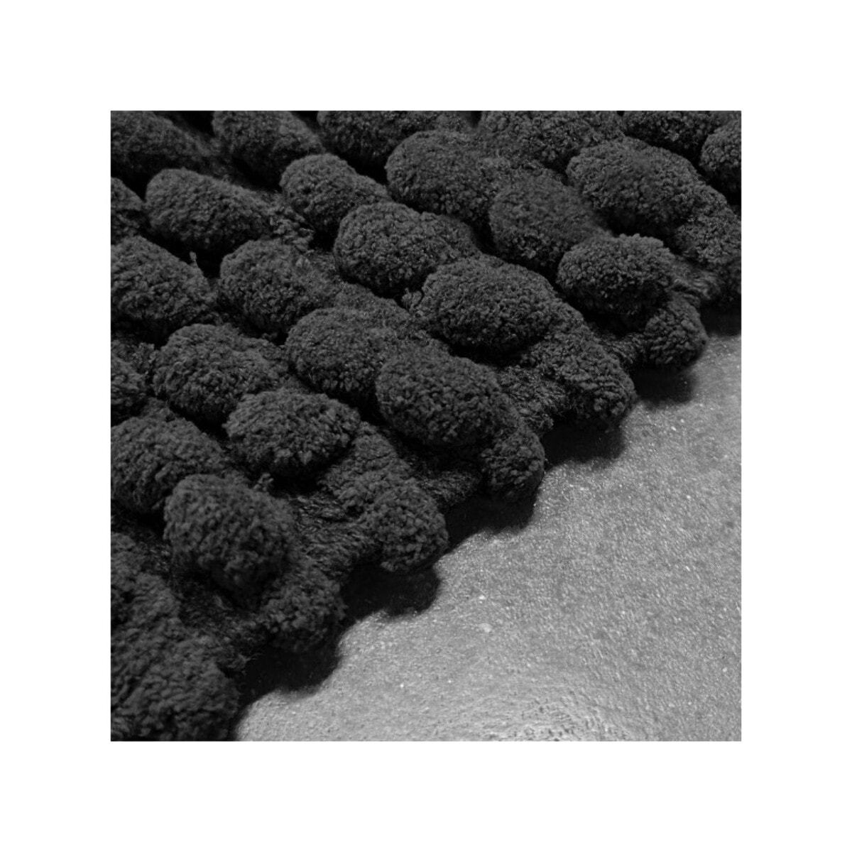 Tapis de salle de bain rectangulaire 40 x 60 cm avec pompons - 6 coloris - POP