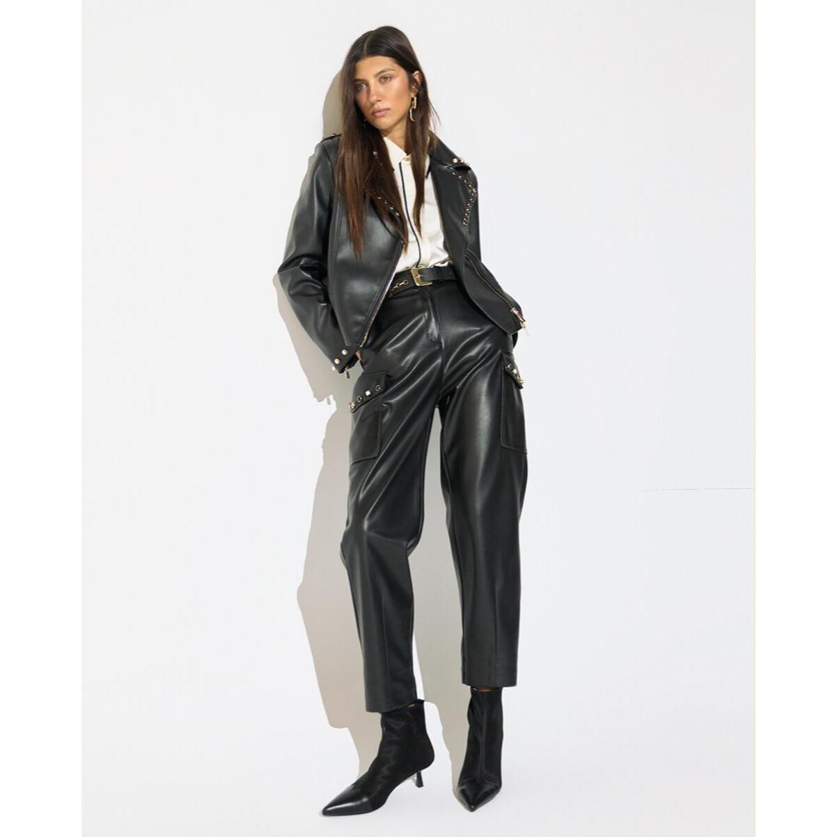 Pantaloni da jogging in PU con tasche cargo laterali e borchie