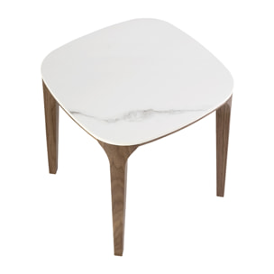 Mesa rincón cuadrada con tapa de mármol porcelánico blanco con vetas en gris en acabado brillo y patas de madera chapada en nogal natural 50x50x51cm