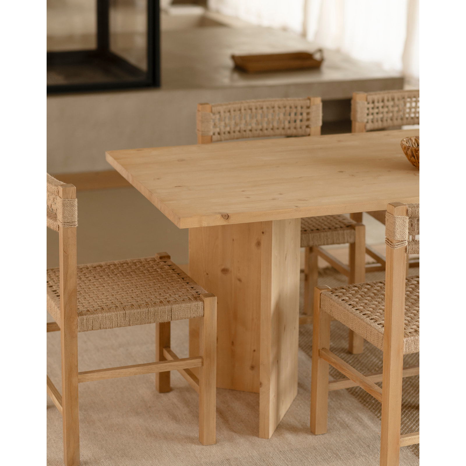 Table de salle à manger en bois massif en ton chêne moyen en différentes tailles