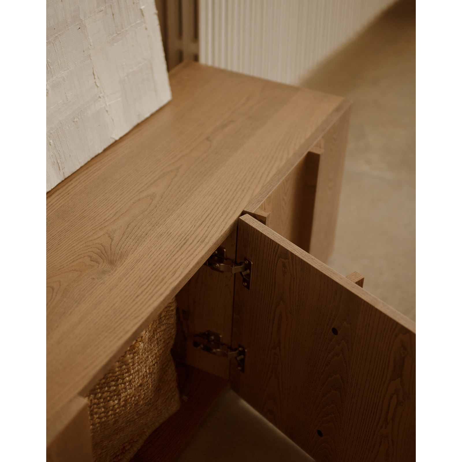 Mueble TV de chapa de fresno natural con listones en tono avellana en varias medidas