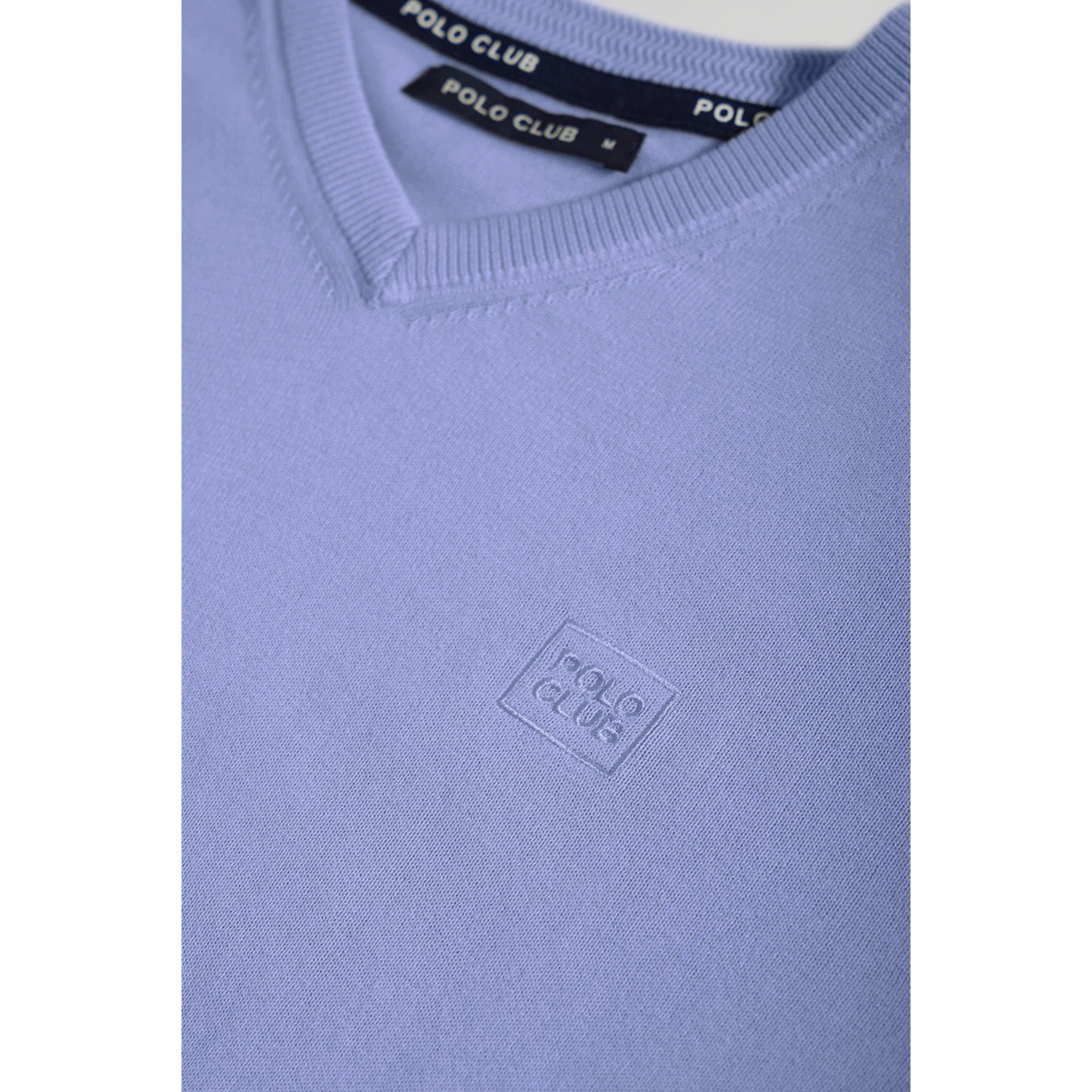 Maglione basic con collo a v blu lavanda con logo ricamato tono su tono