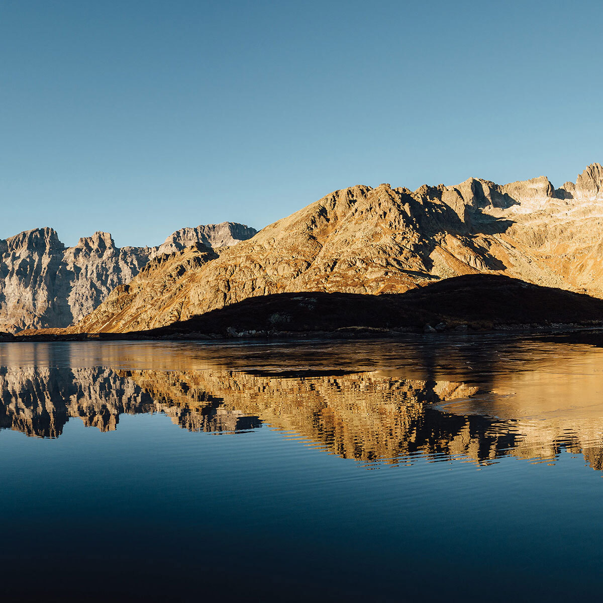 Papier peint panoramique lac de haute montagne Intissé