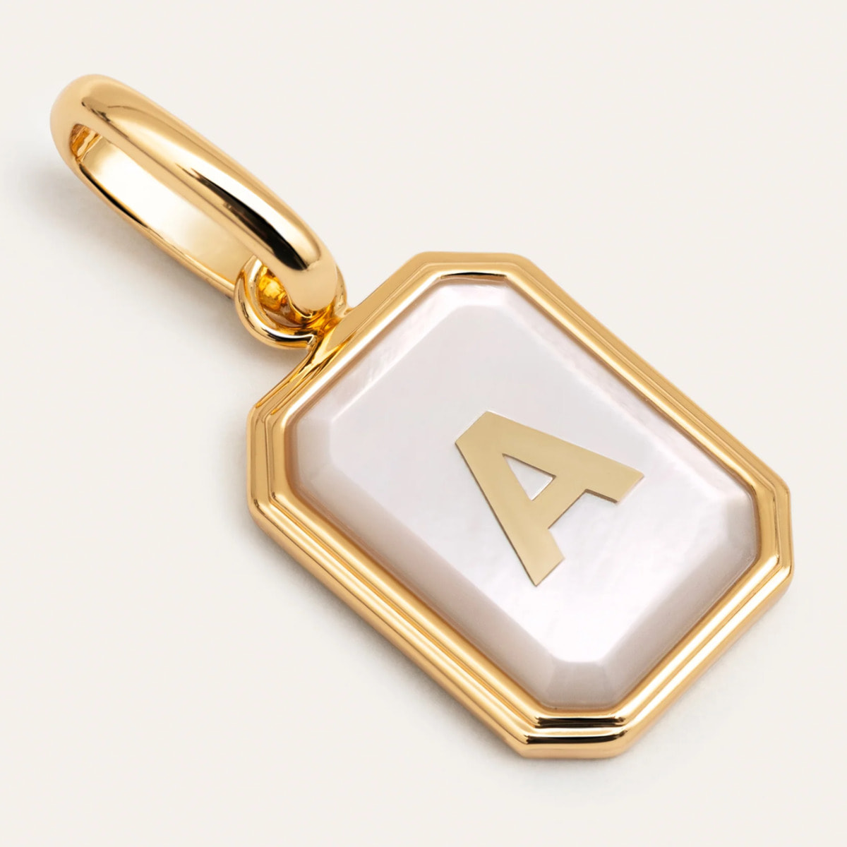 Charm Personalizado Letter Nácar Baño Oro