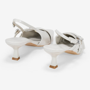 Zapatos de tacón beige destalonados