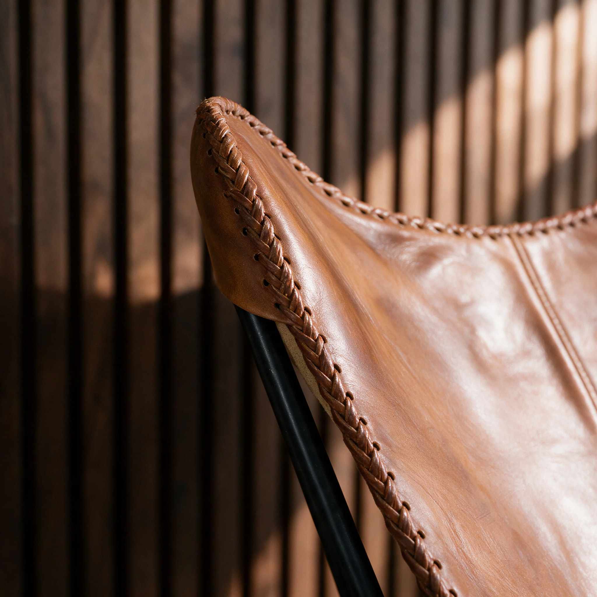 Fauteuil papillon en cuir de buffle marron - Octave