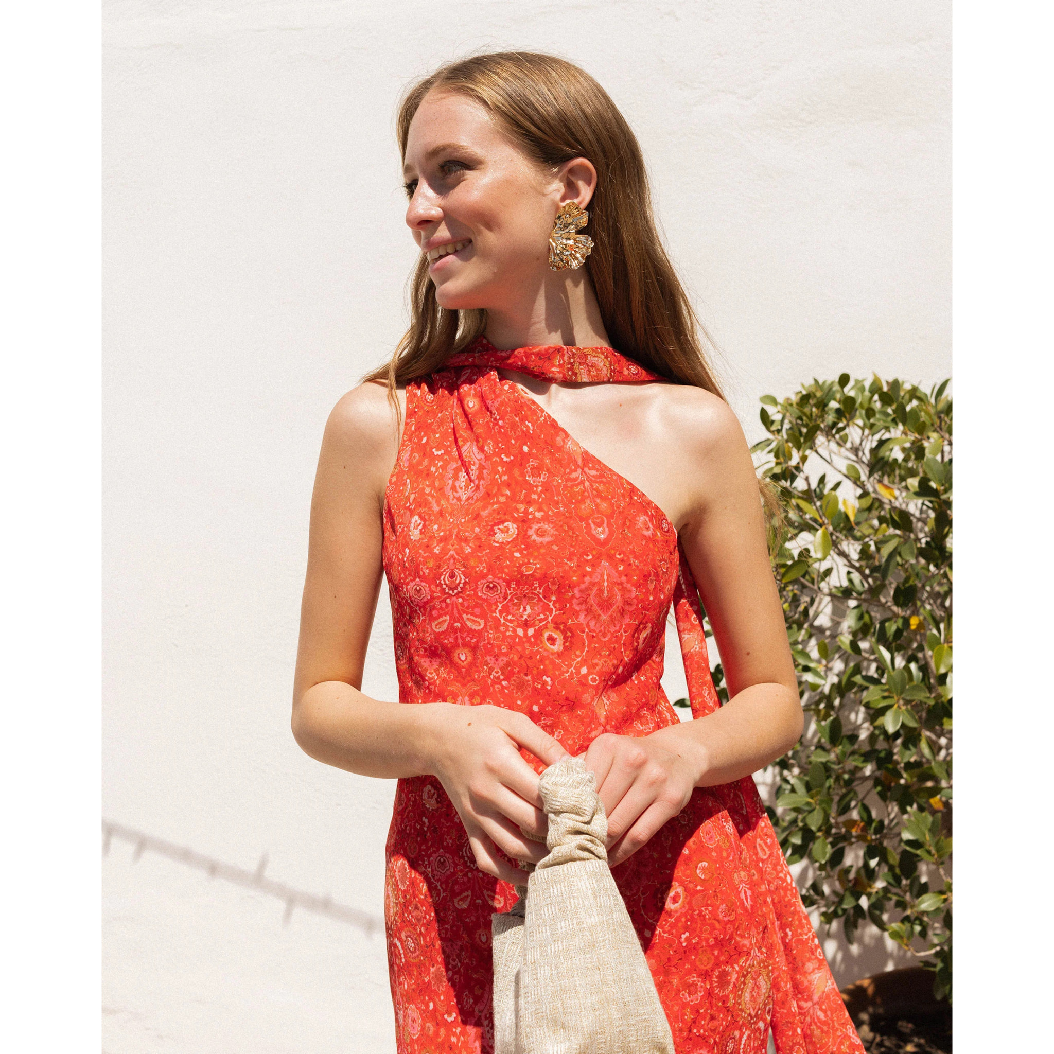 Vestido midi asimétrico con foulard.