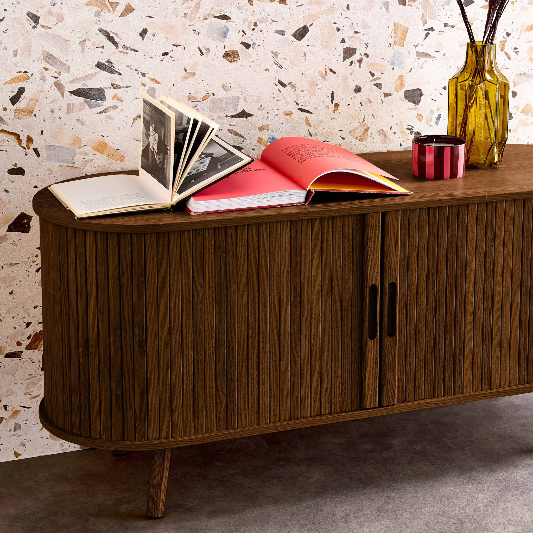 Meuble TV scandinave 2 portes coulissantes. 4 compartiments. effet bois rainuré noyer. L120 x 40 x 57 cm