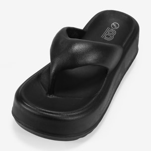 Sandalias de dedo negras con plataforma