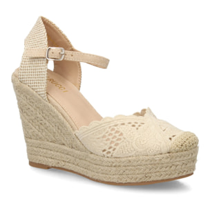 Alpargata cuña destalonada con calados para mujer.