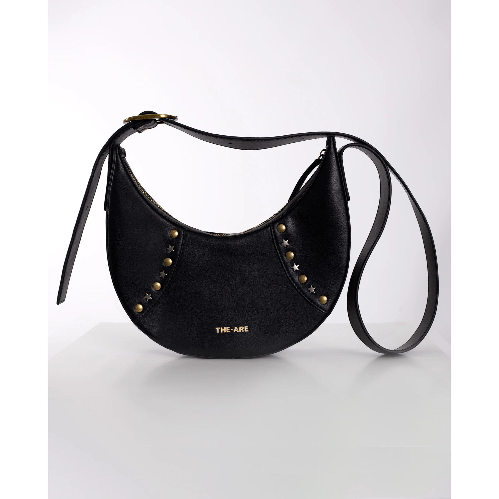 Bolso con forma de media luna y tachuelas