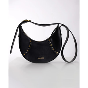 Bolso con forma de media luna y tachuelas