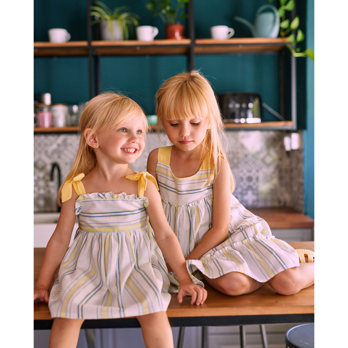 VESTIDO RAYAS AZUL Y AMARILLA TIRANTE LAZOS Y VOLANTITOS