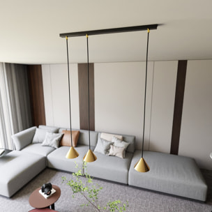 Lampada a sospensione ELIT con tre diffusori conici in oro