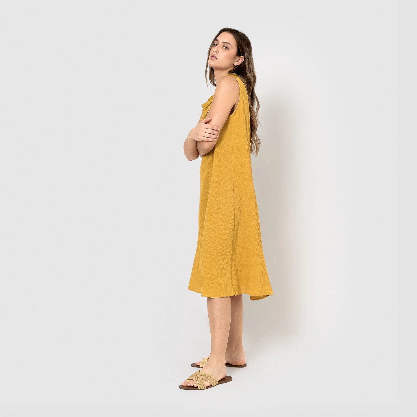 Vestido midi cuello drapeado algodón lino ocre