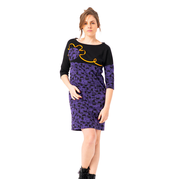 Mamatayoe Arabesco. Vestido Corto Estampado de Mujer con Cuello Redondo y Detalles Bordados de Color Negro y Morado para Otoño Invierno. Vestido de Punto Elegante con Manga Tres Cuartos.