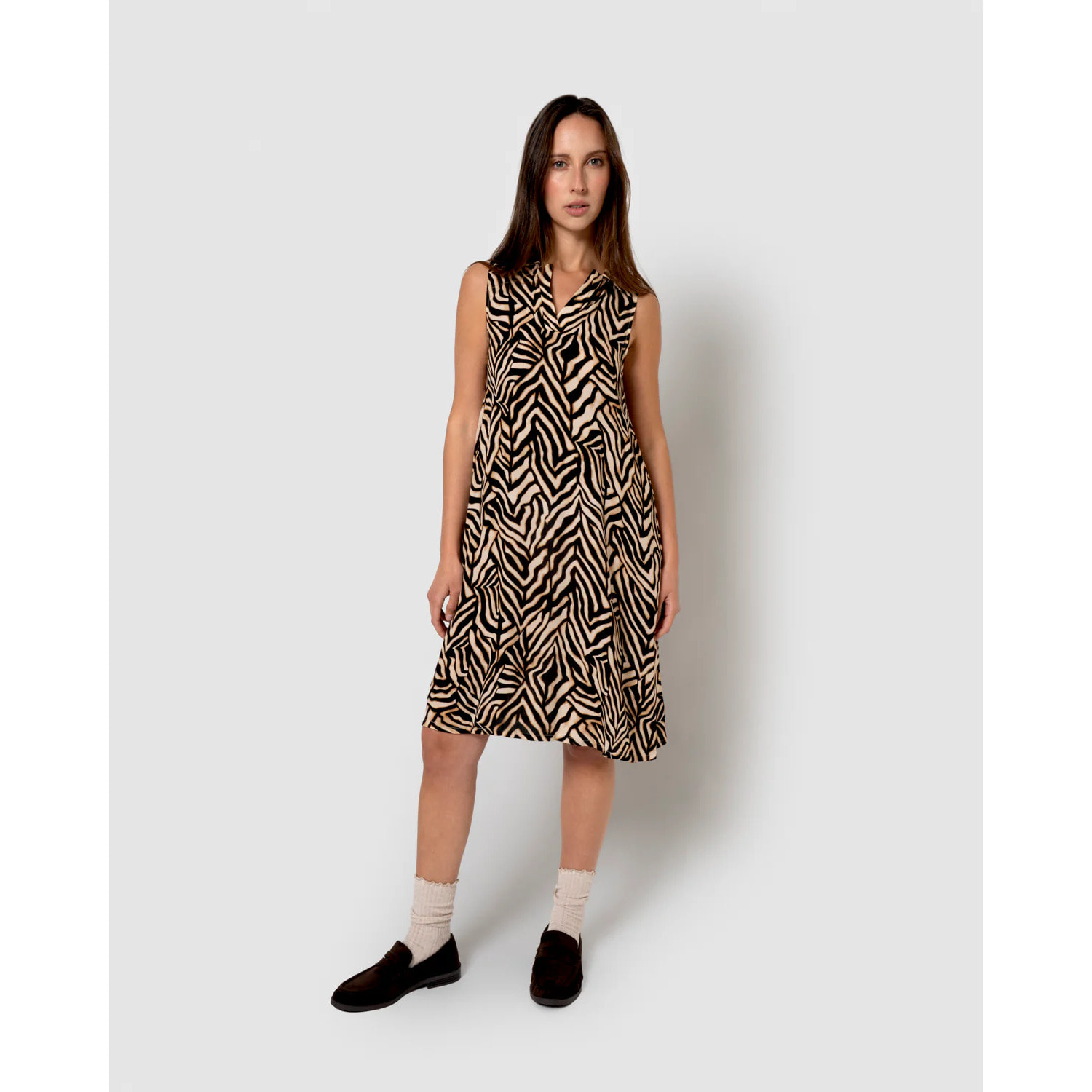 Vestido corto bambula detalles plisados portabales beige