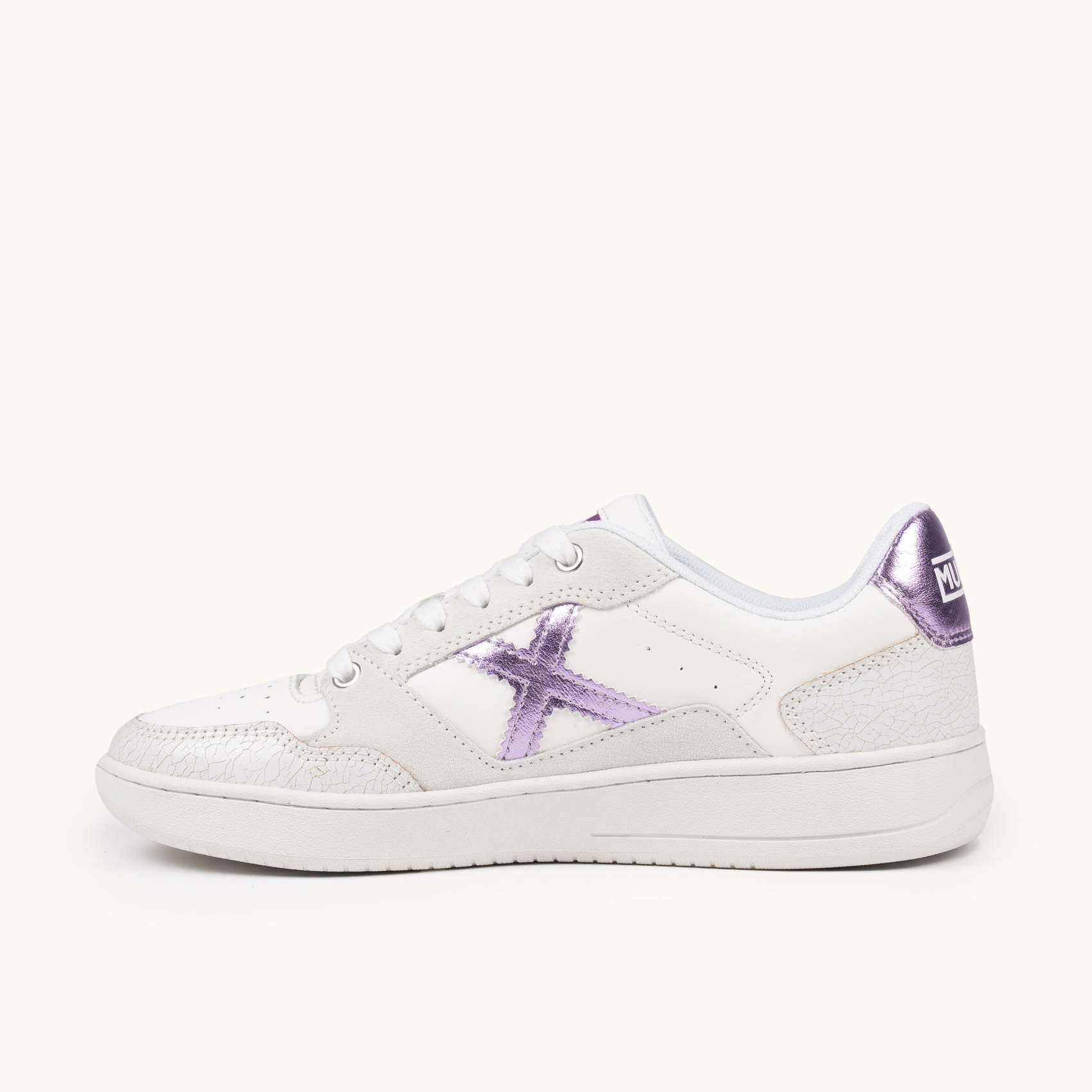 Zapatilla Deportiva Blanca con Detalles Púrpura Metalizado MUNICH LEGIT WMN 112
